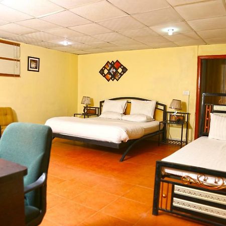 Luxury Inn Karacsi Kültér fotó