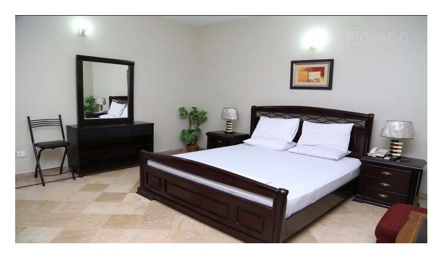Luxury Inn Karacsi Kültér fotó