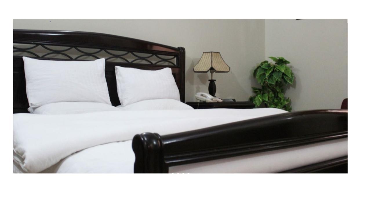 Luxury Inn Karacsi Kültér fotó