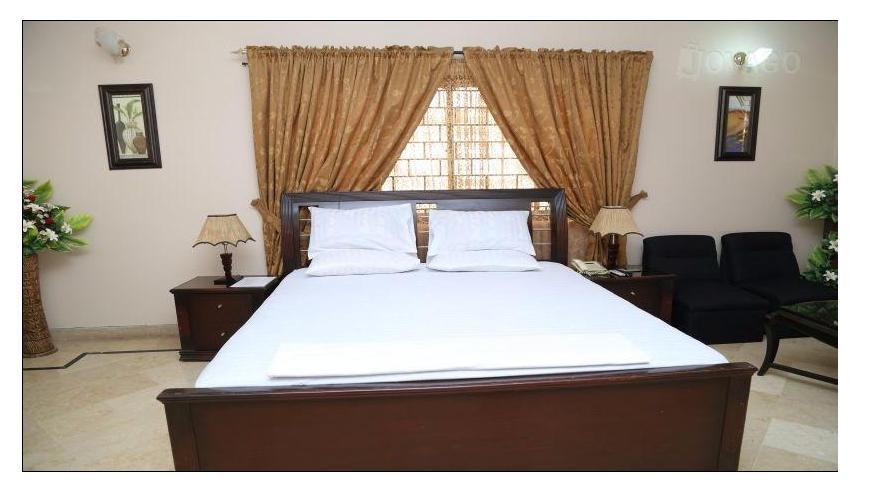 Luxury Inn Karacsi Kültér fotó