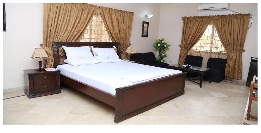 Luxury Inn Karacsi Kültér fotó