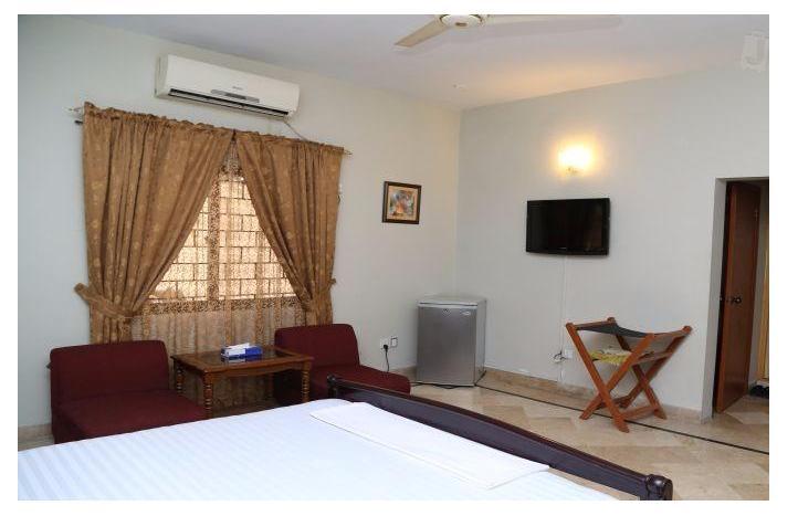 Luxury Inn Karacsi Kültér fotó