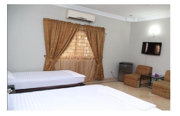 Luxury Inn Karacsi Kültér fotó
