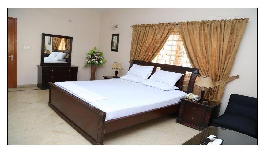 Luxury Inn Karacsi Kültér fotó