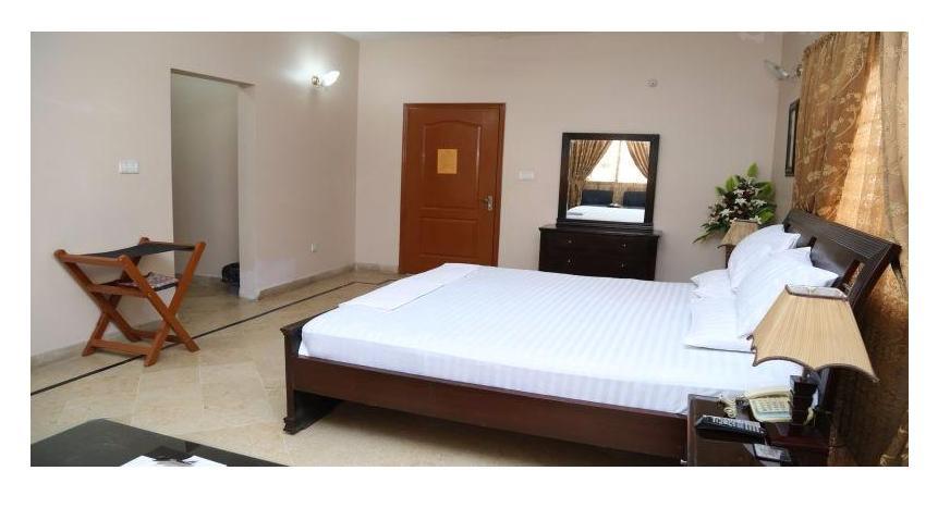 Luxury Inn Karacsi Kültér fotó