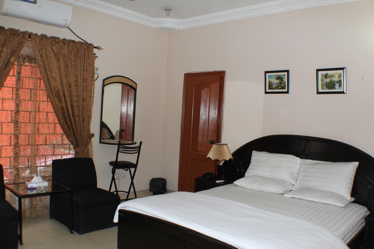 Luxury Inn Karacsi Kültér fotó