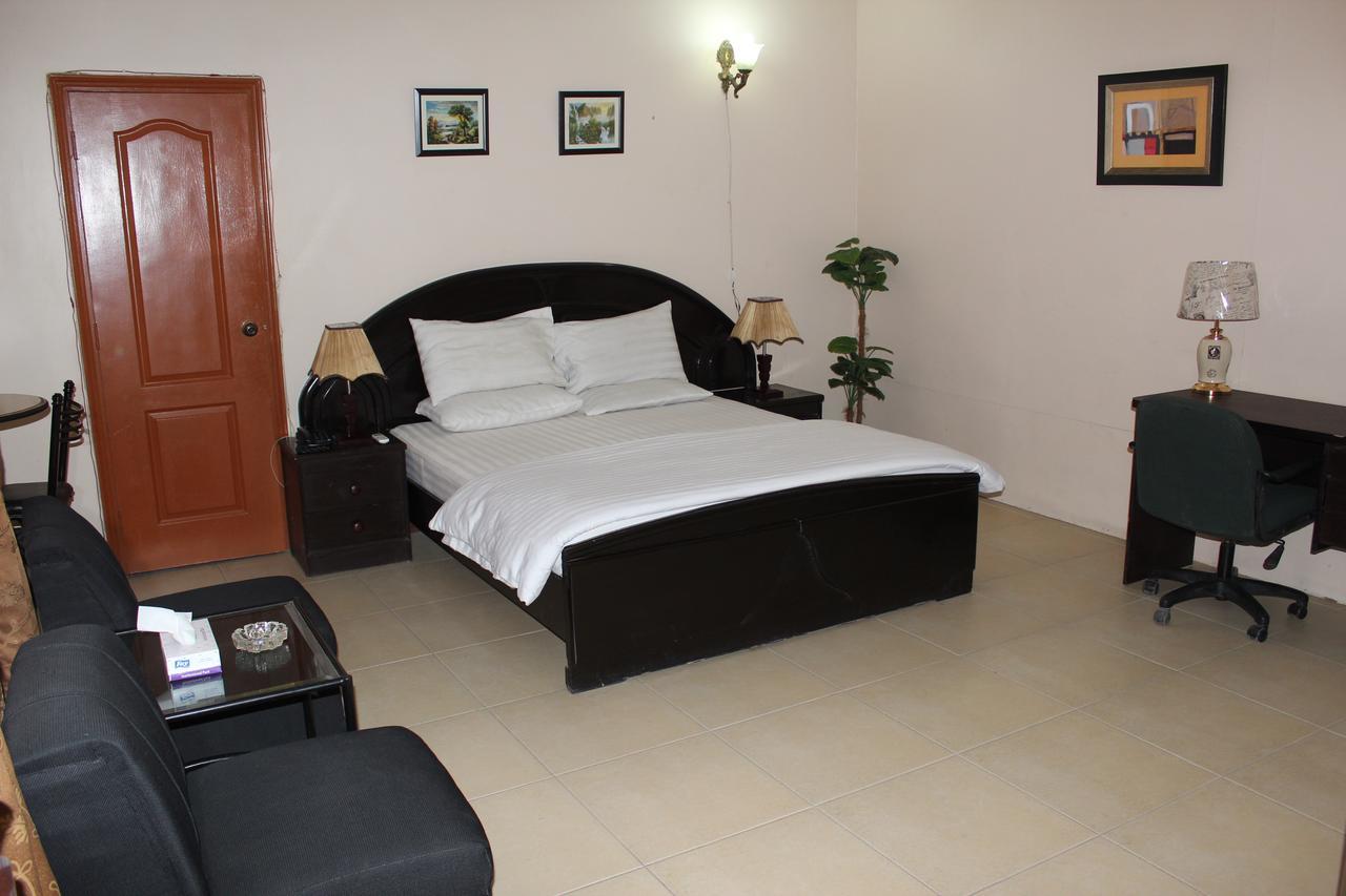 Luxury Inn Karacsi Kültér fotó