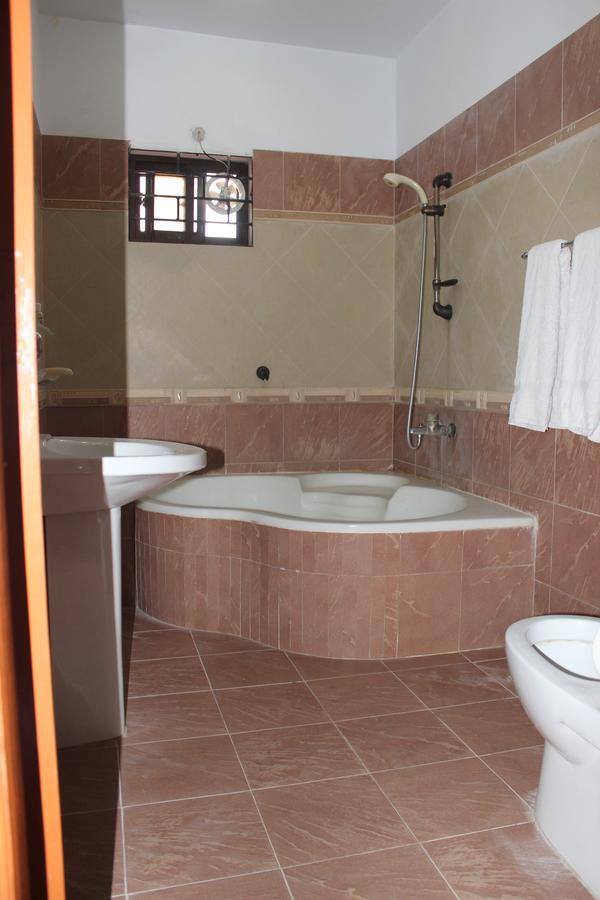 Luxury Inn Karacsi Kültér fotó