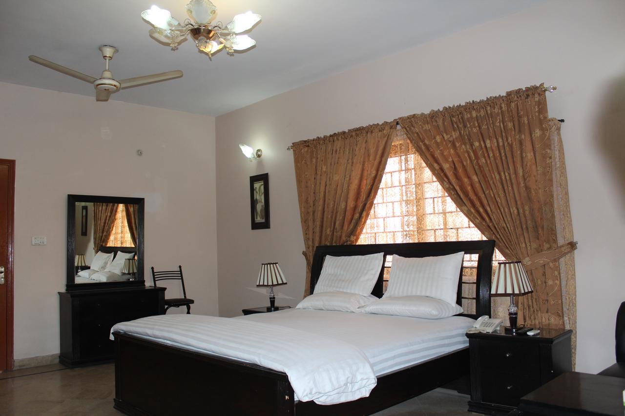 Luxury Inn Karacsi Kültér fotó