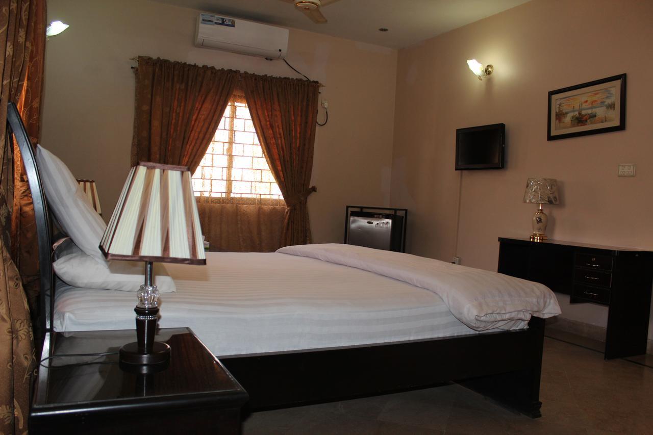 Luxury Inn Karacsi Kültér fotó