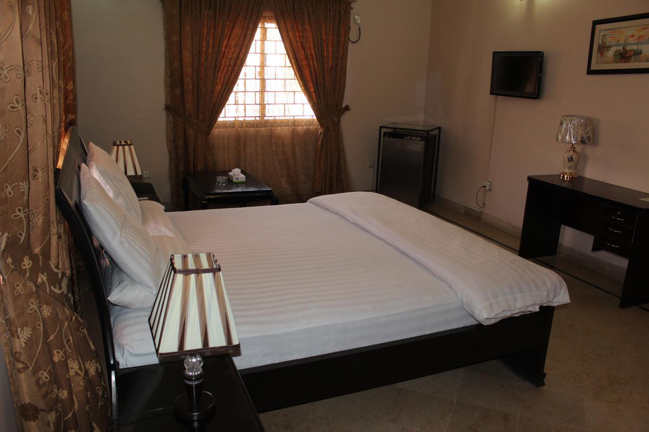 Luxury Inn Karacsi Kültér fotó