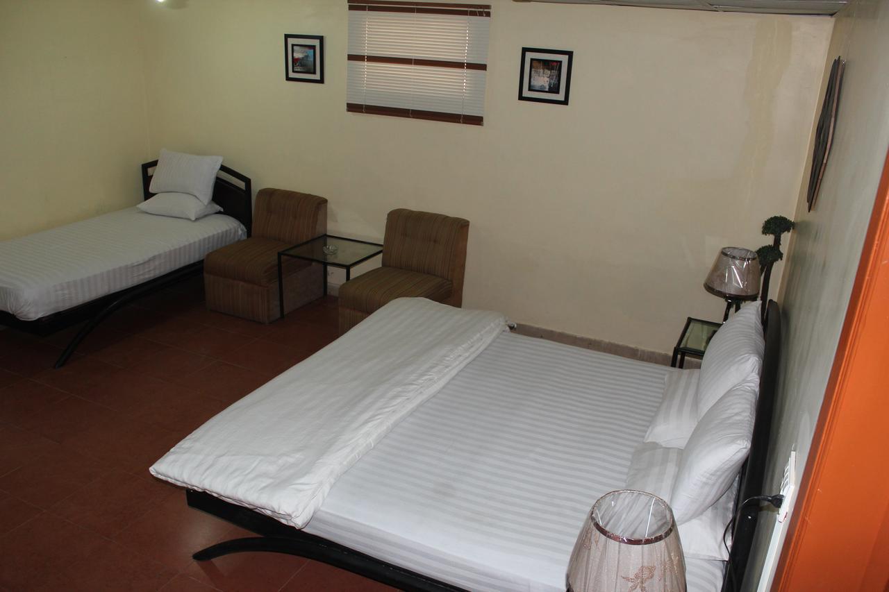 Luxury Inn Karacsi Kültér fotó