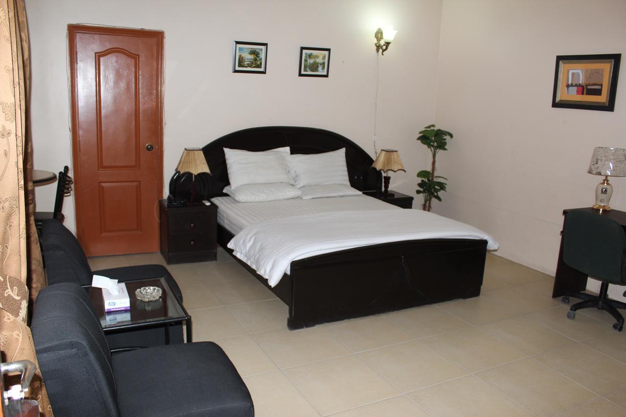 Luxury Inn Karacsi Kültér fotó