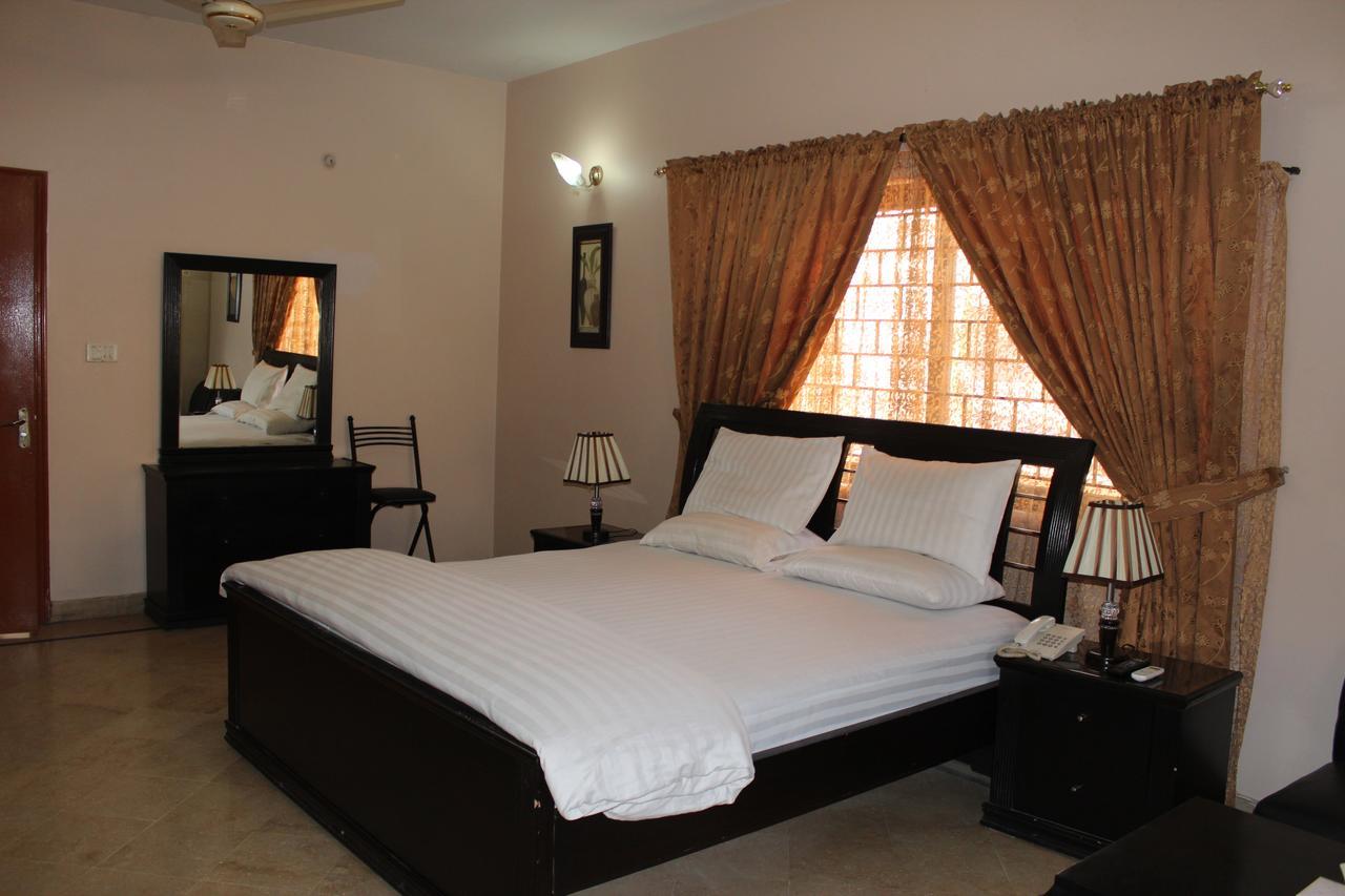 Luxury Inn Karacsi Kültér fotó