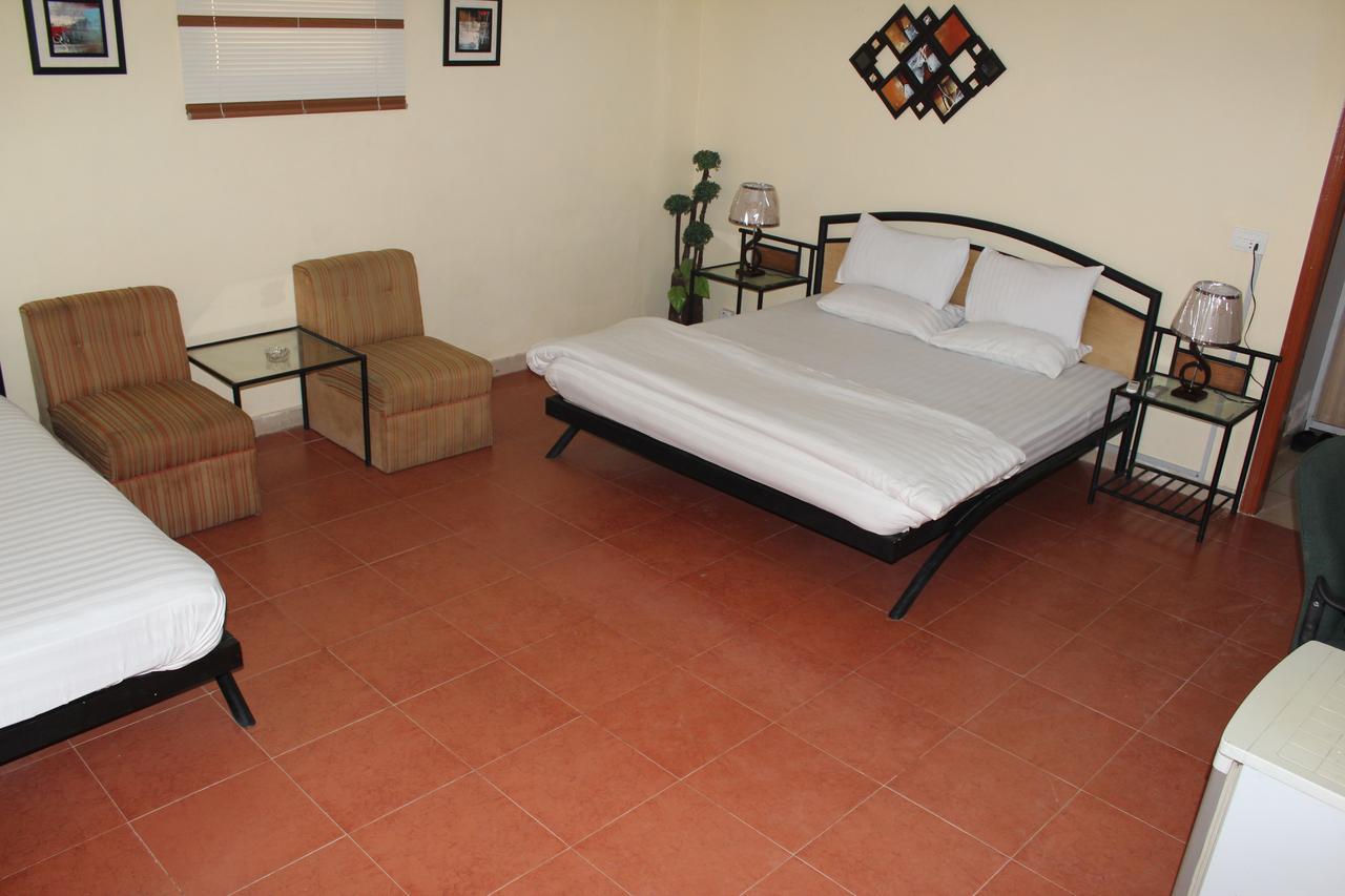 Luxury Inn Karacsi Kültér fotó