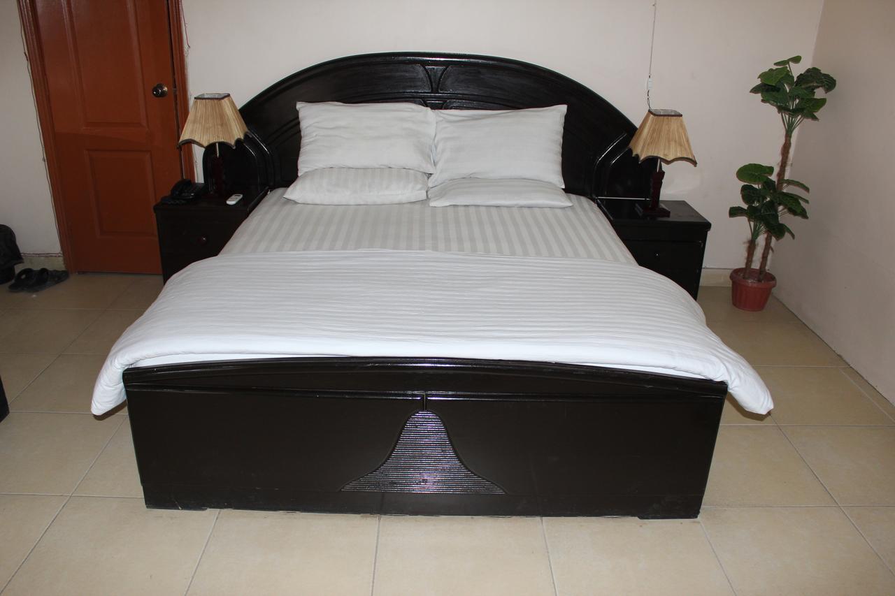 Luxury Inn Karacsi Kültér fotó