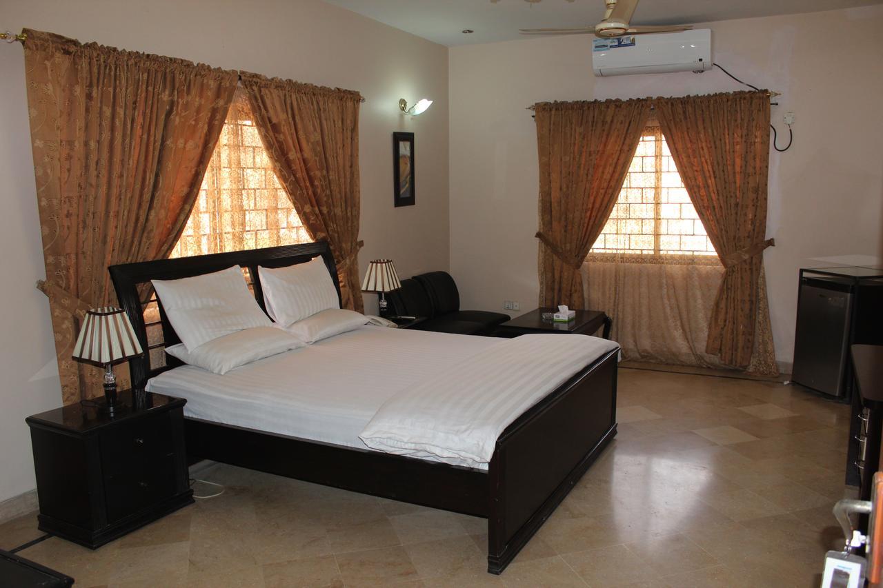 Luxury Inn Karacsi Kültér fotó