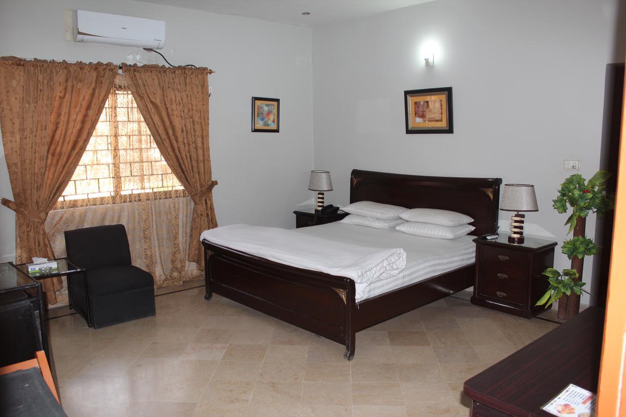 Luxury Inn Karacsi Kültér fotó