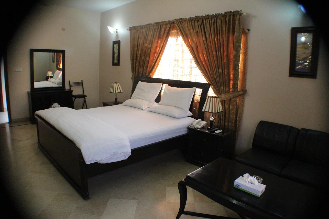 Luxury Inn Karacsi Kültér fotó