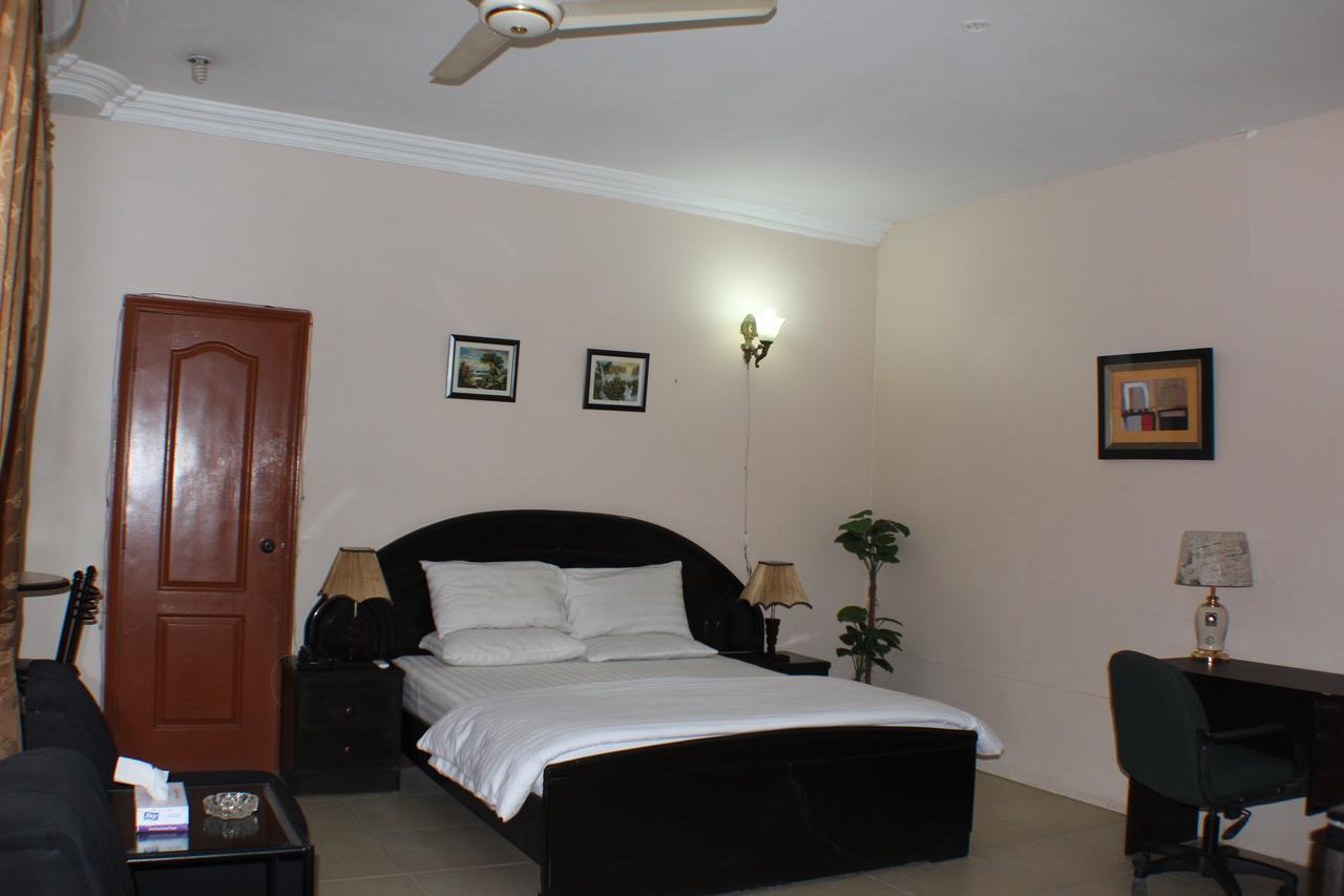 Luxury Inn Karacsi Kültér fotó