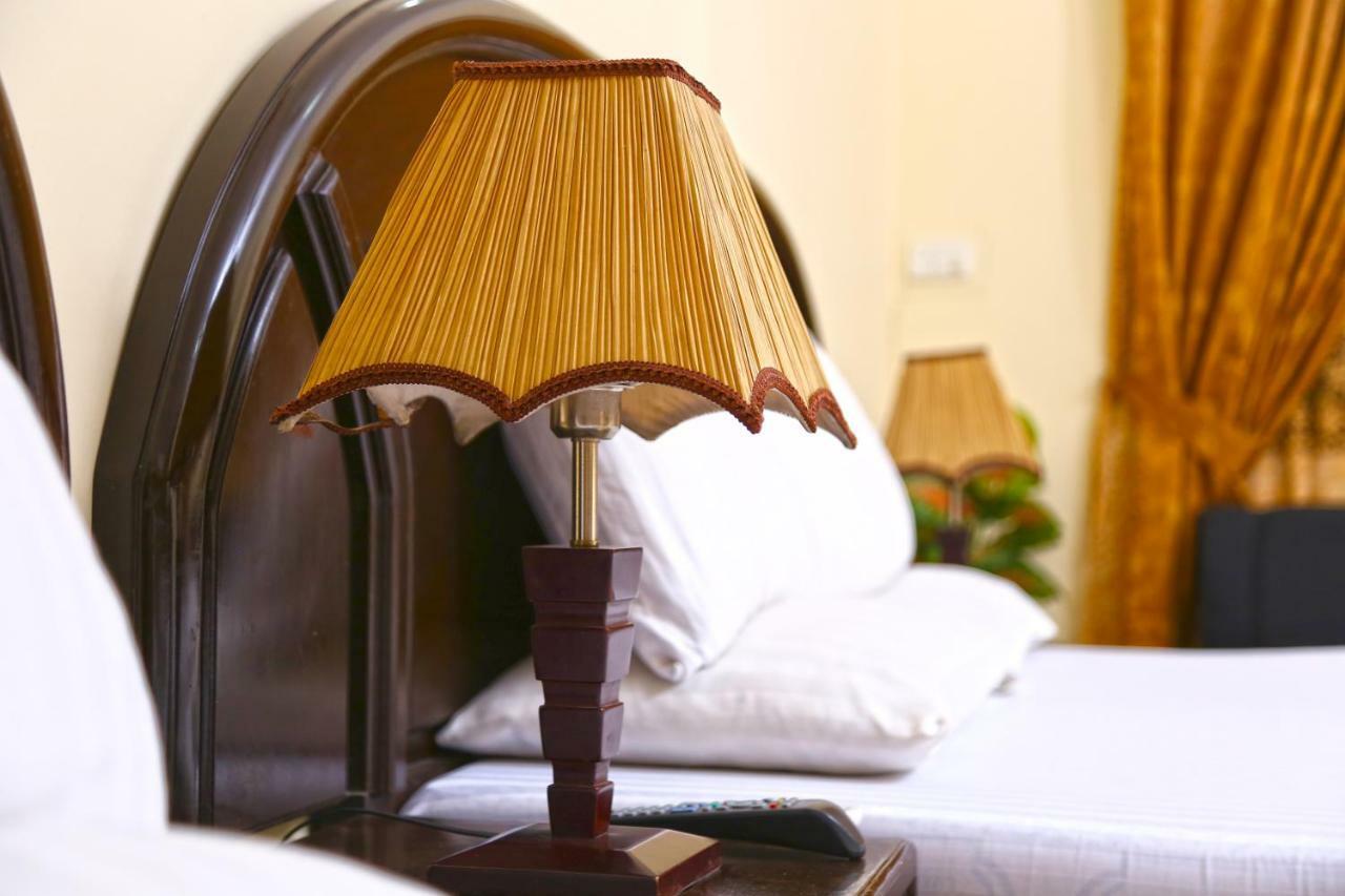 Luxury Inn Karacsi Kültér fotó