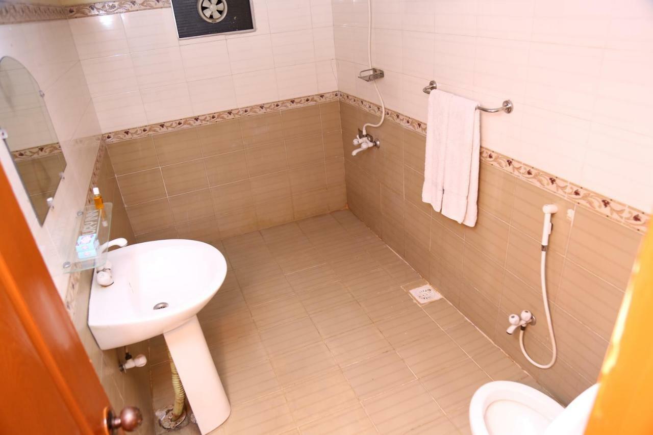 Luxury Inn Karacsi Kültér fotó