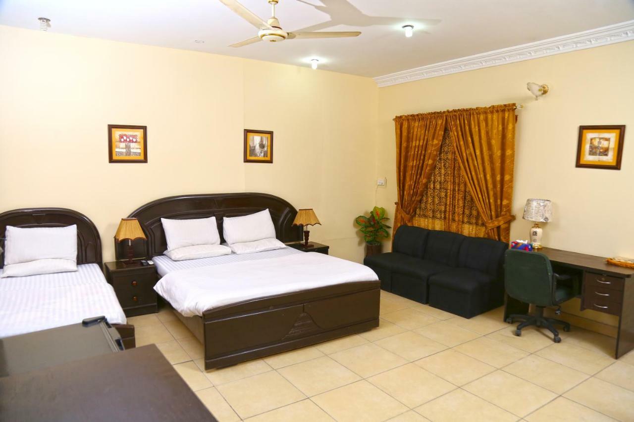 Luxury Inn Karacsi Kültér fotó