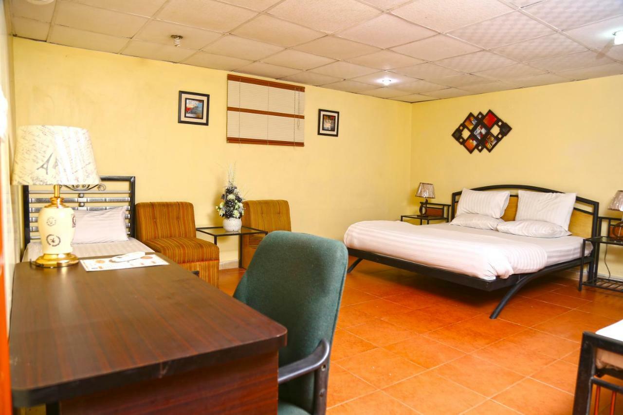 Luxury Inn Karacsi Kültér fotó