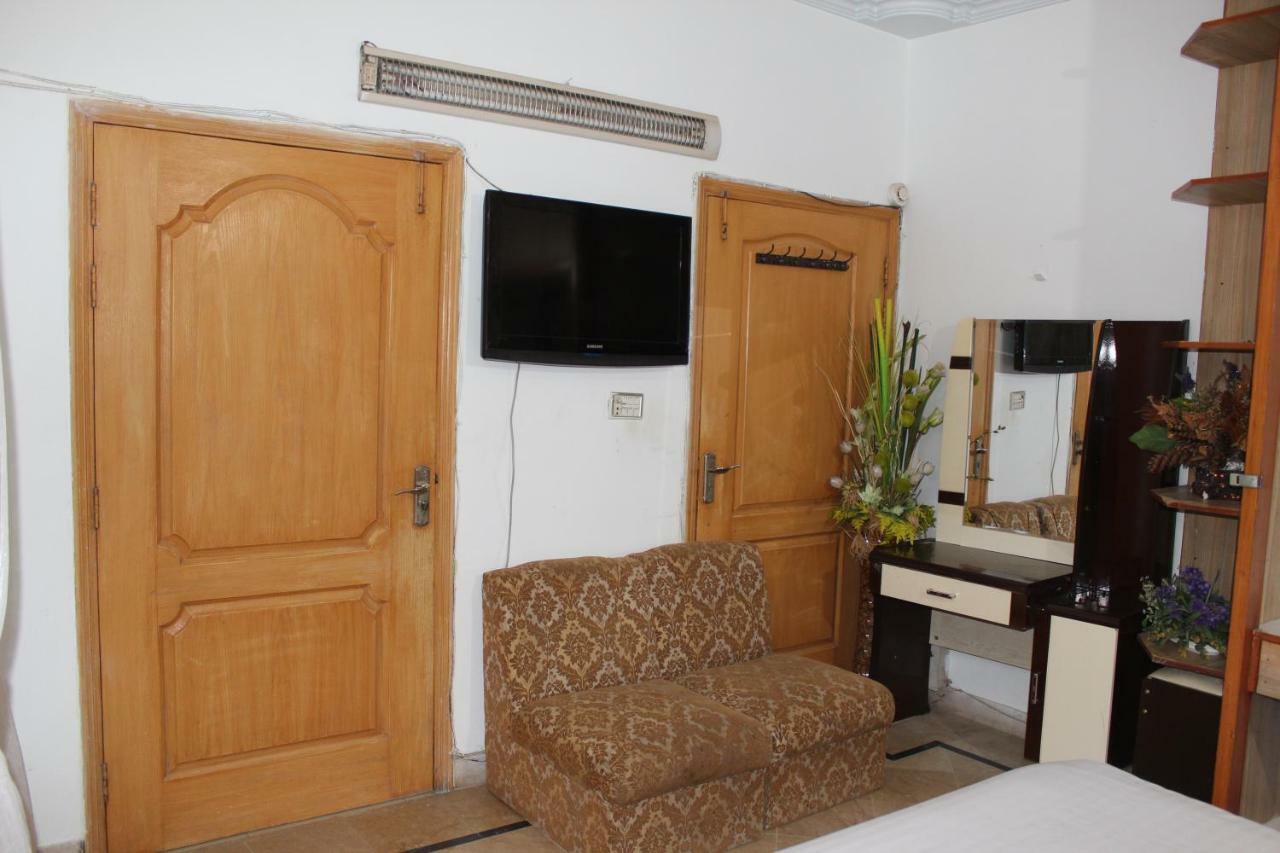 Luxury Inn Karacsi Kültér fotó