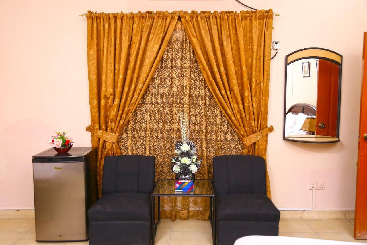 Luxury Inn Karacsi Kültér fotó