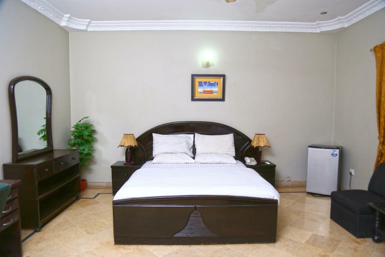 Luxury Inn Karacsi Kültér fotó