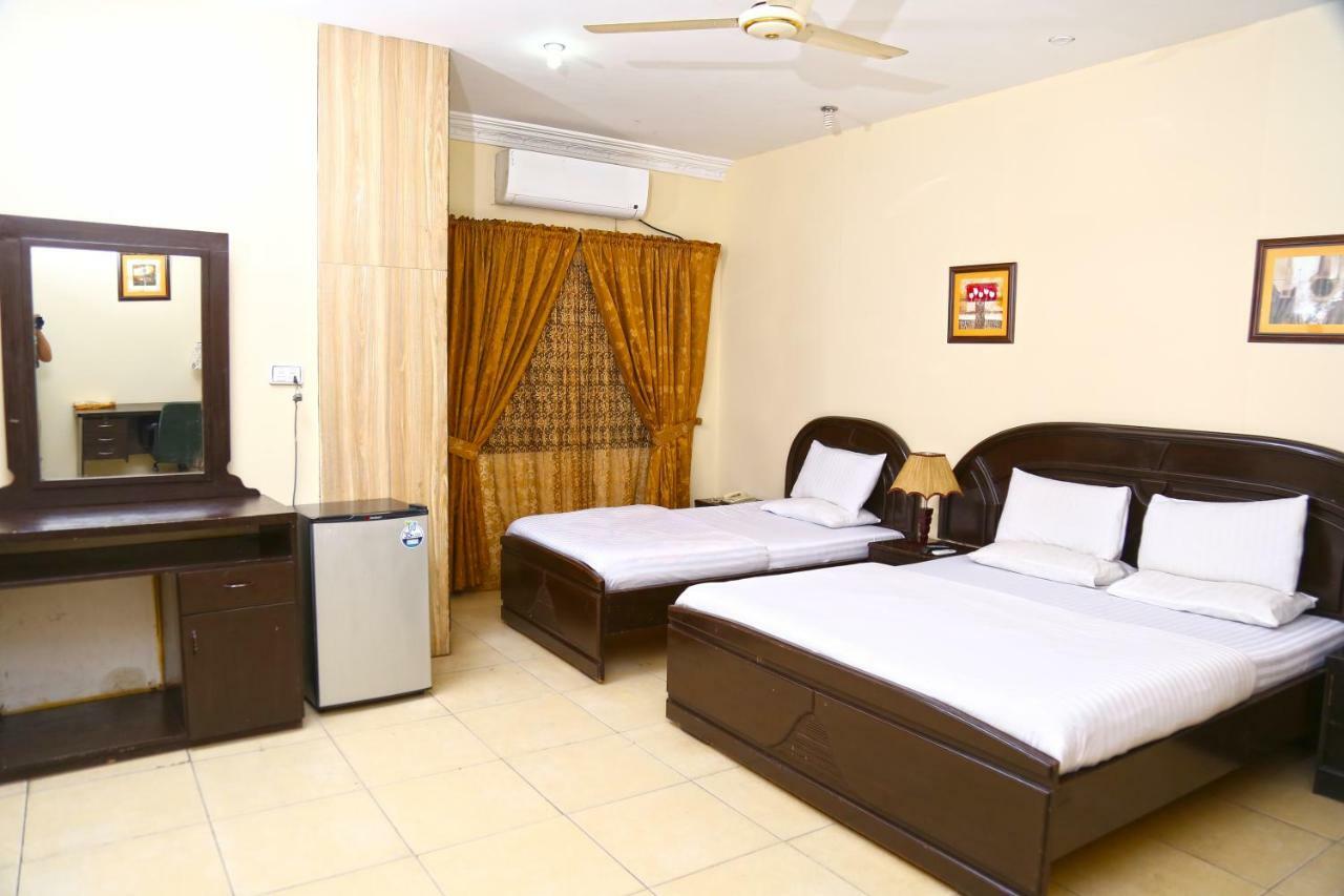 Luxury Inn Karacsi Kültér fotó