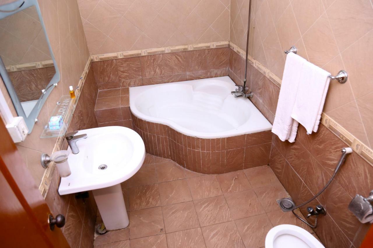 Luxury Inn Karacsi Kültér fotó