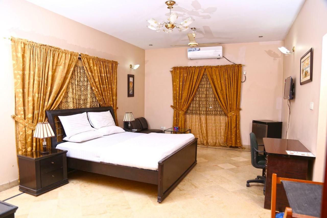 Luxury Inn Karacsi Kültér fotó
