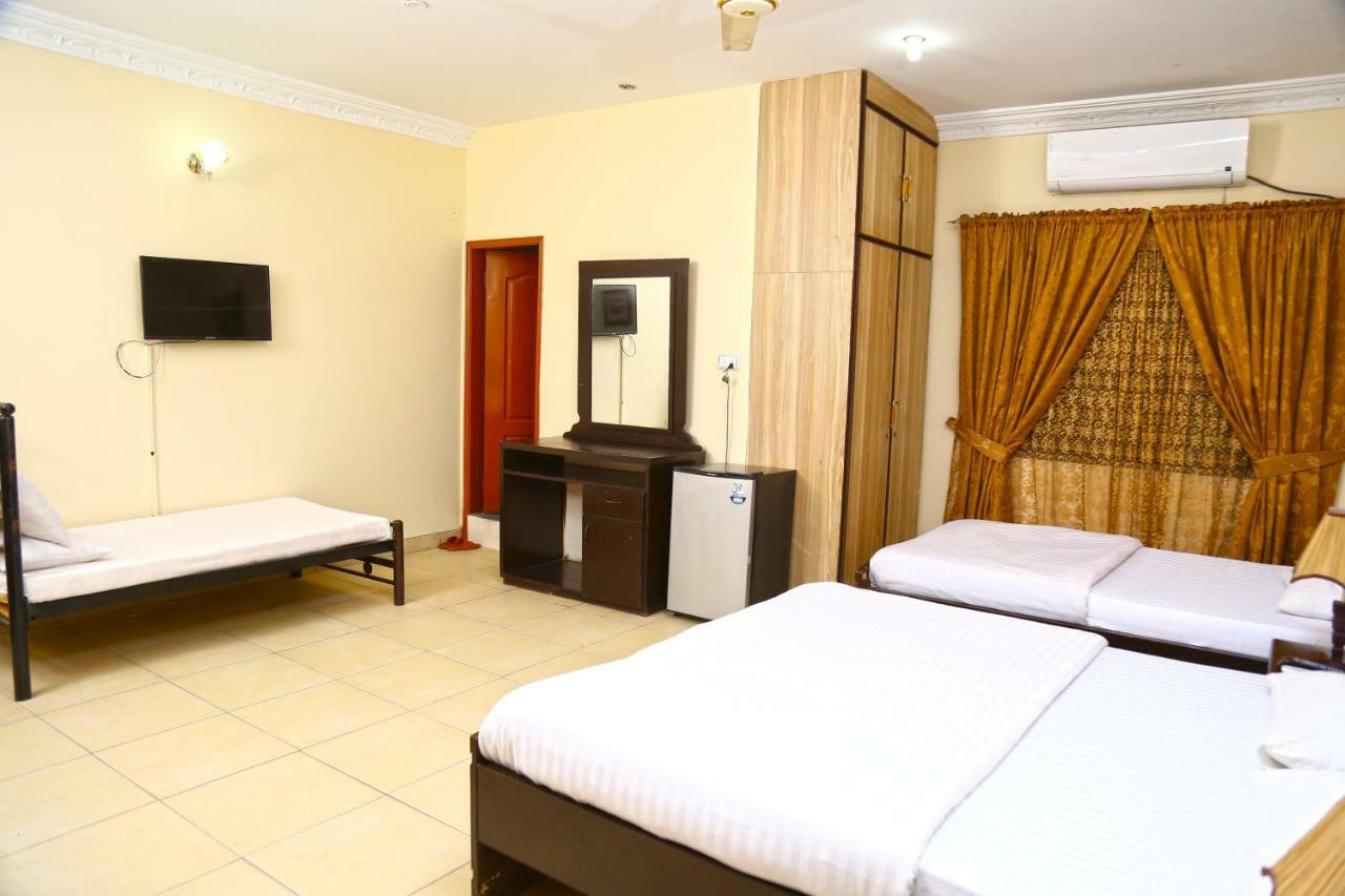 Luxury Inn Karacsi Kültér fotó