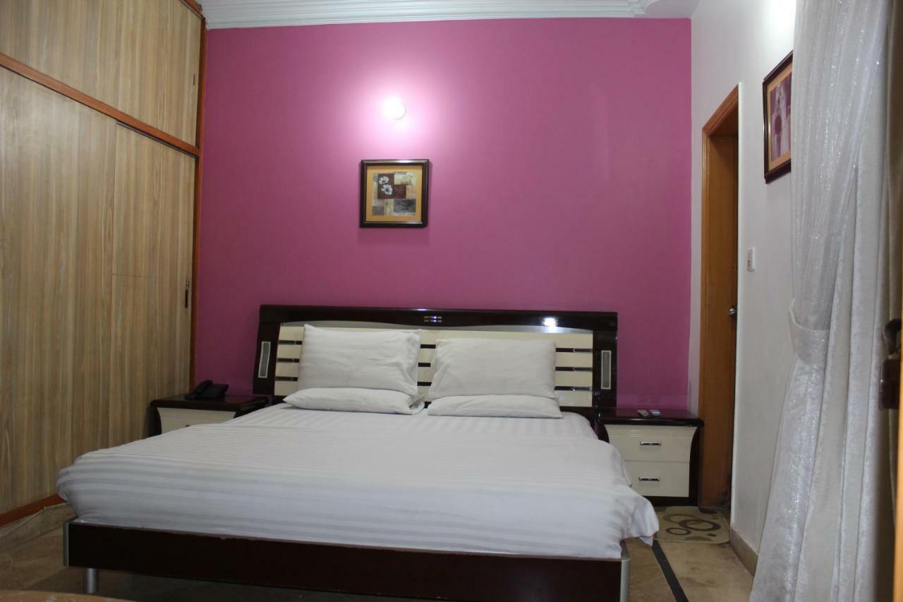Luxury Inn Karacsi Kültér fotó