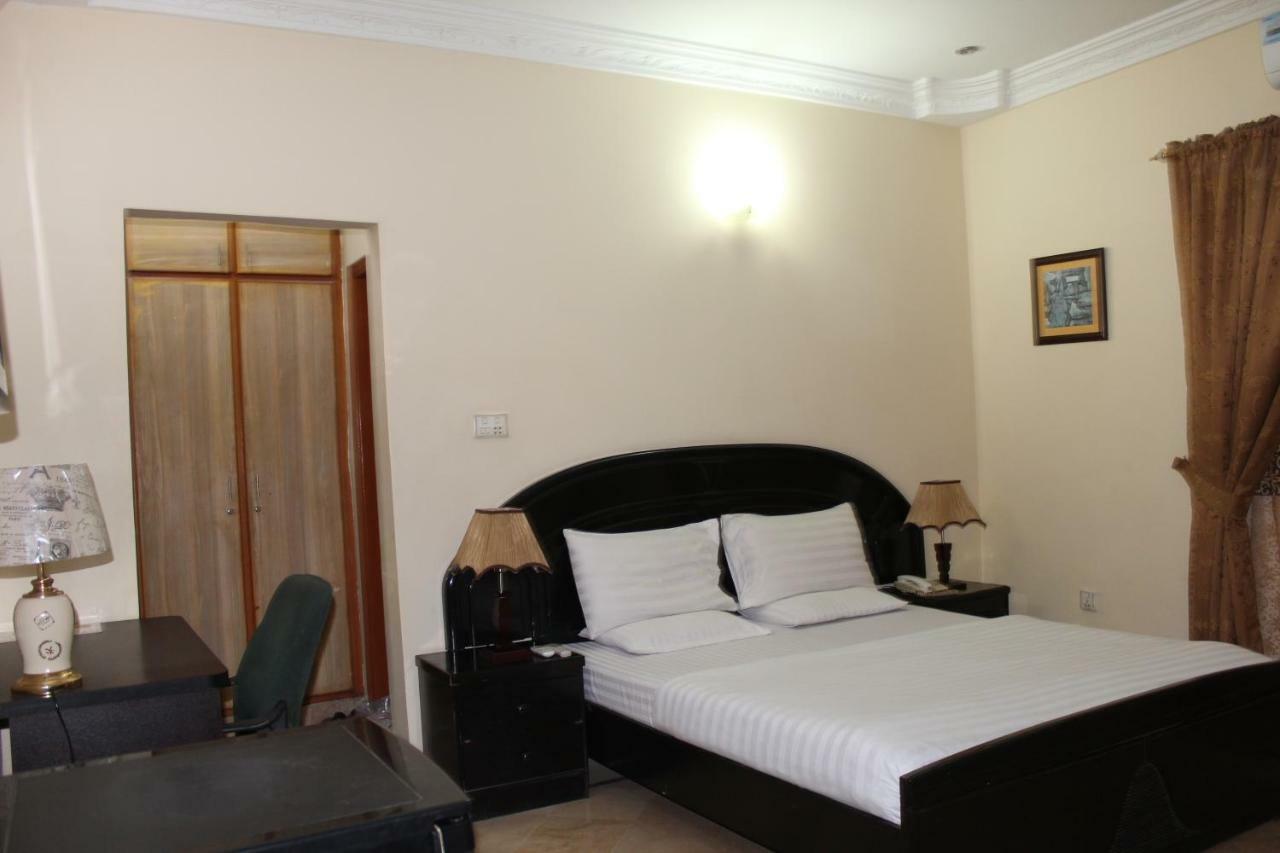 Luxury Inn Karacsi Kültér fotó
