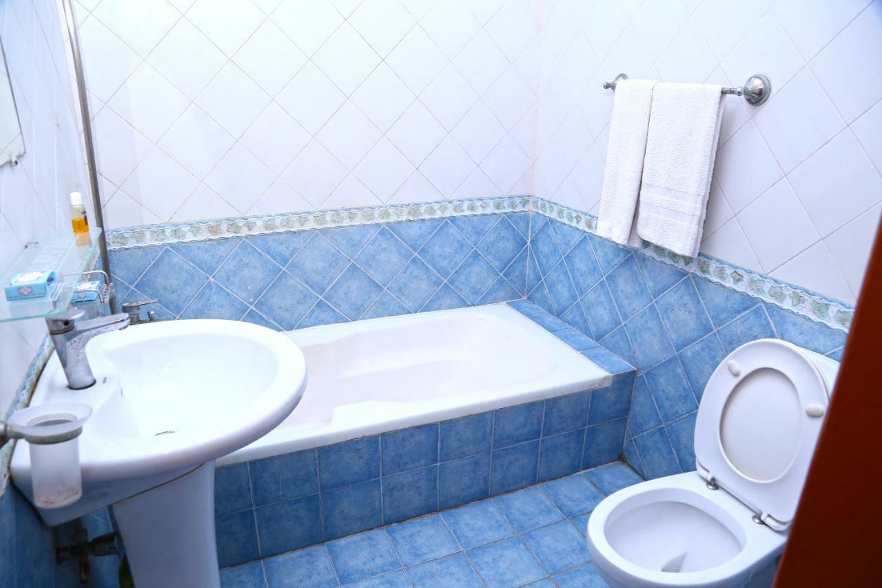 Luxury Inn Karacsi Kültér fotó