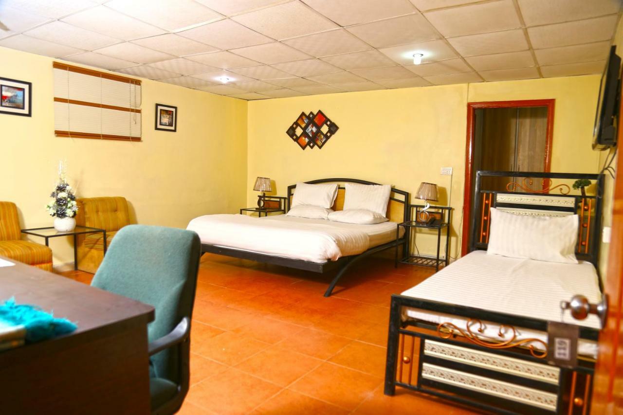 Luxury Inn Karacsi Kültér fotó