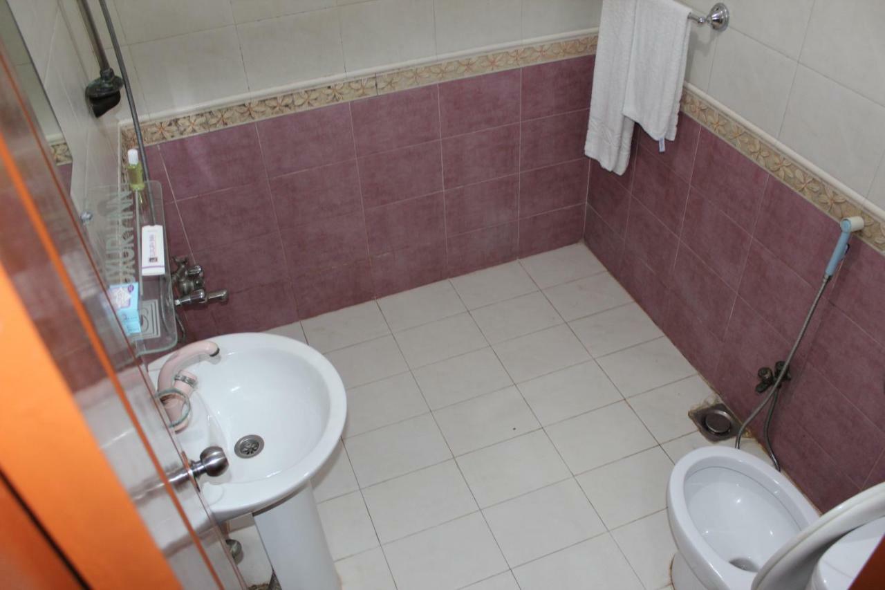Luxury Inn Karacsi Kültér fotó