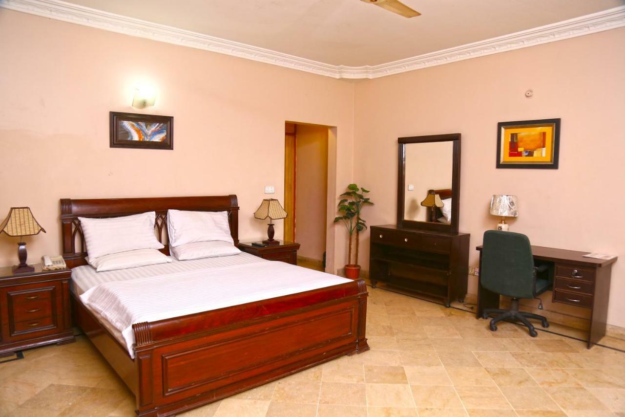 Luxury Inn Karacsi Kültér fotó