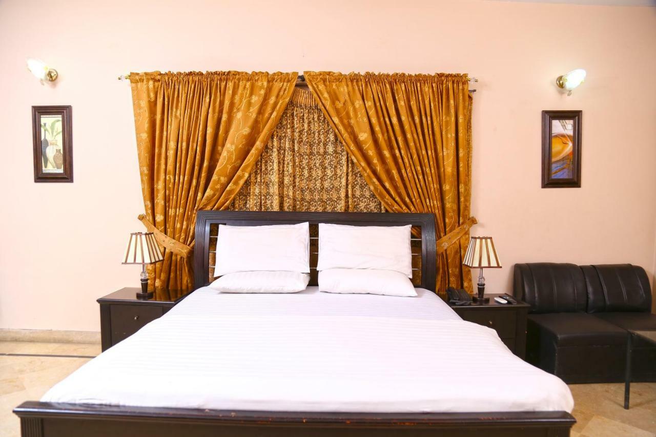 Luxury Inn Karacsi Kültér fotó